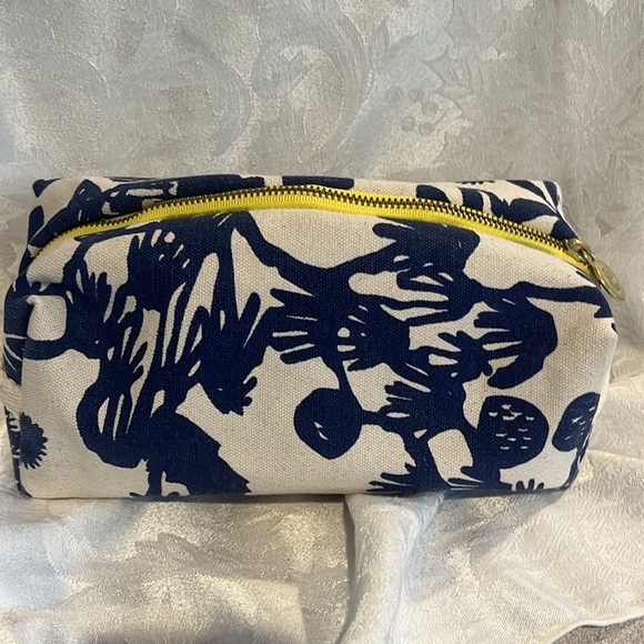 Erin Flett Blue and White Floral “DOPP” Travel Pouch - Picture 5 of 7